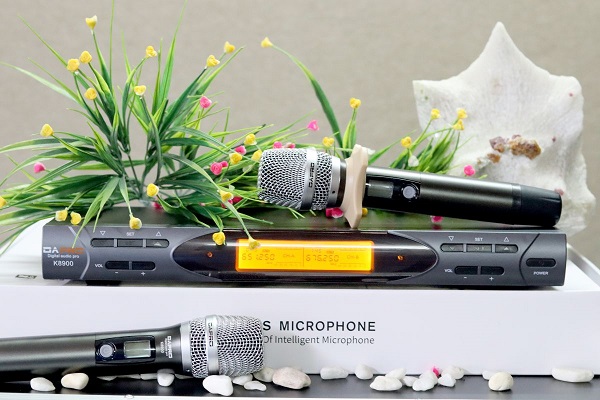 Micro karaoke không dây là loại micro không cần dùng dây để kết nối với hệ thống phát nhạc